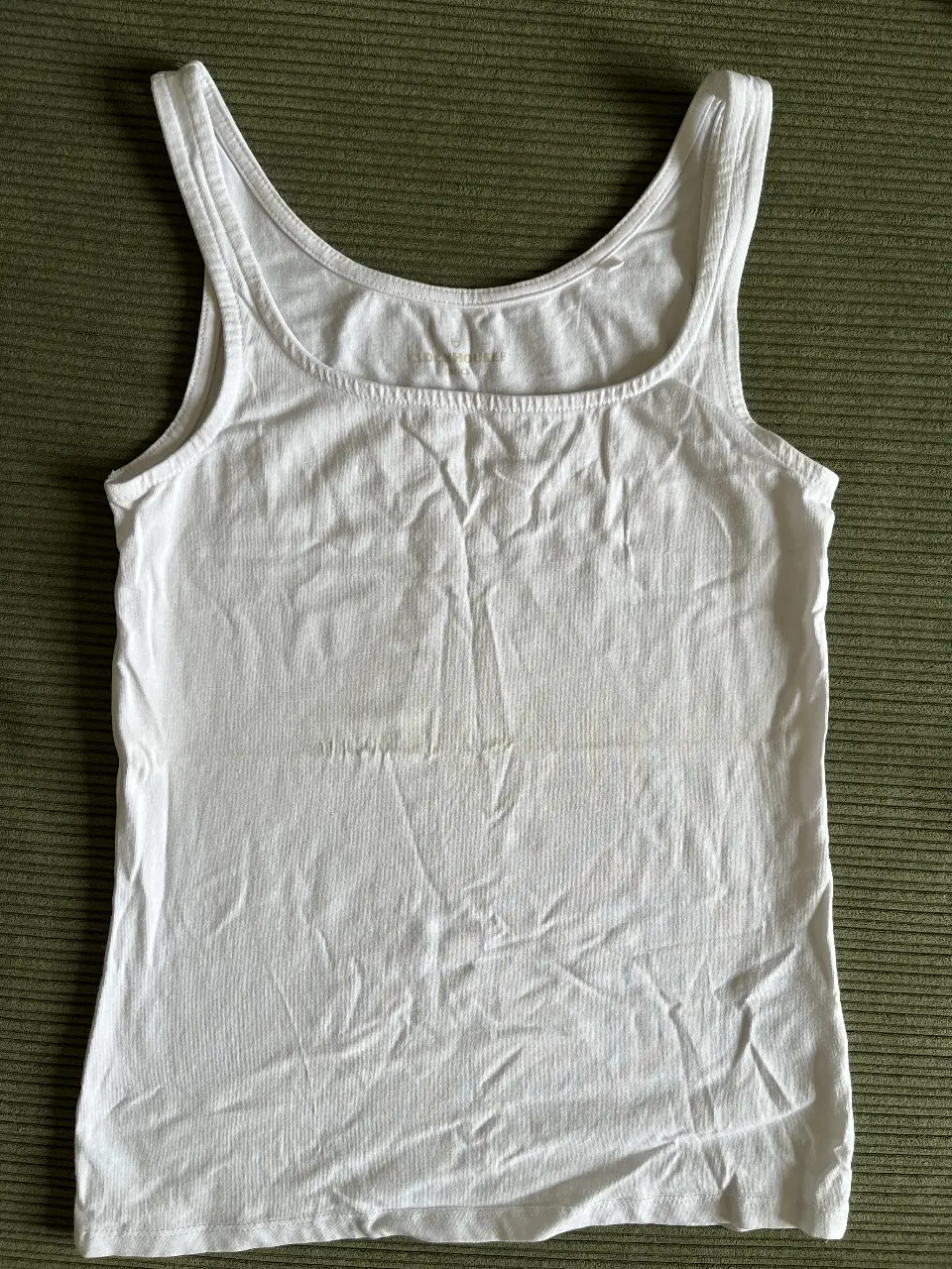 Musculosa blanca de algodón, ideal para el verano. Perfecta para combinar con cualquier outfit casual.