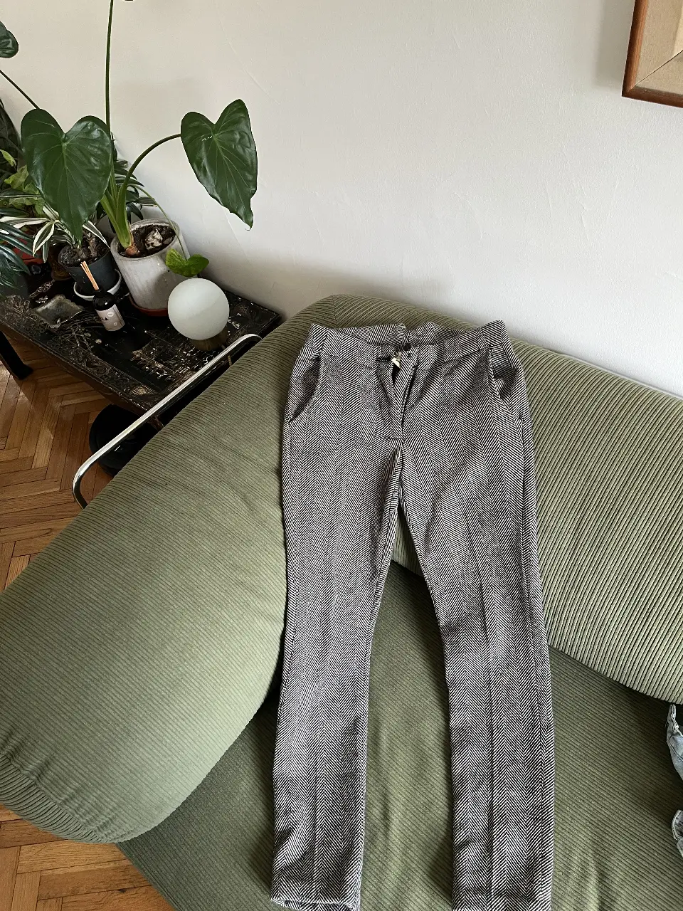 Pantalón de invierno de mujer, color gris con diseño de espiga. Corte recto, tiro medio/bajo con bolsillos delanteros y traseros. 