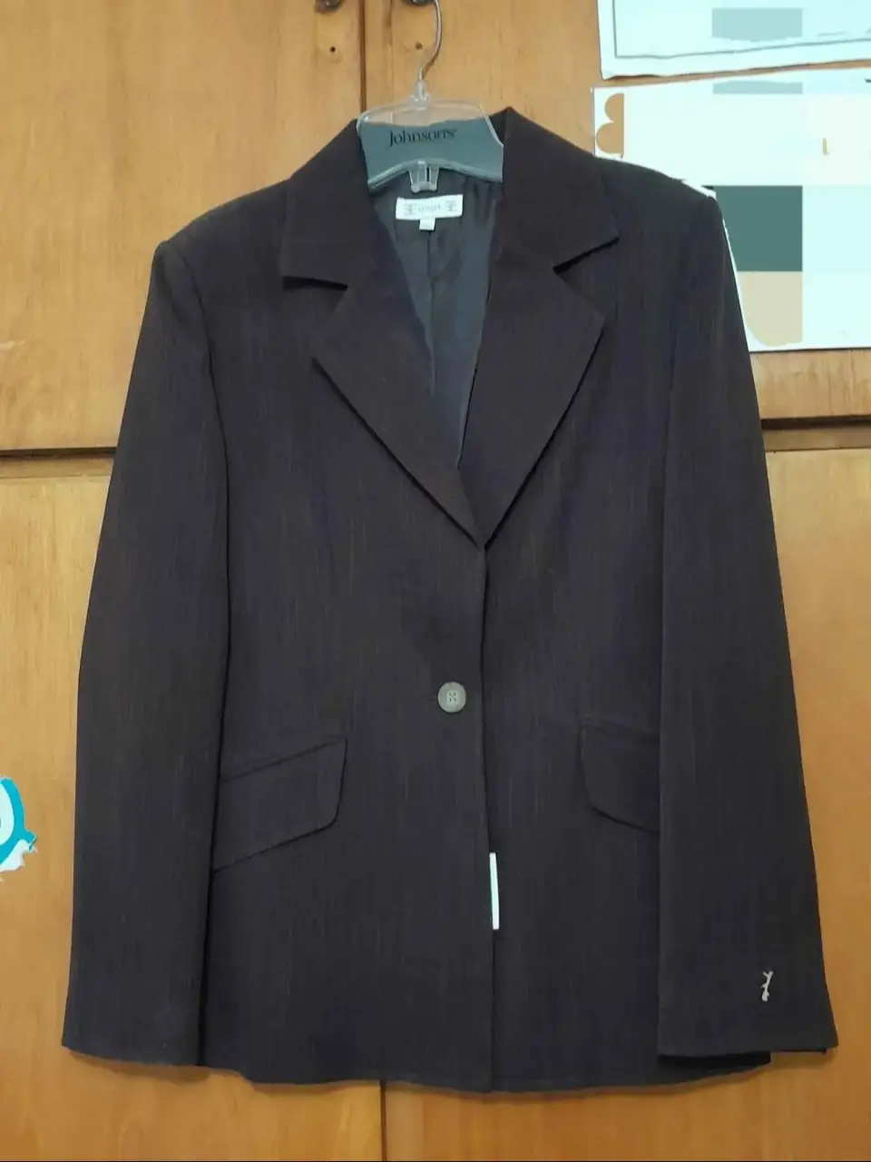 Elegante conjunto: blazer y pollera marrón oscuro de la marca Evoque, talle 40. Ideal para un look formal de trabajo o eventos.