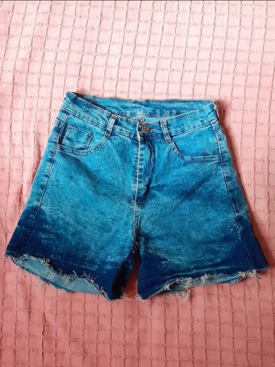 Short de jean de mujer, tiro alto, con un efecto degradado en el color azul. Ideal para un look casual y fresco.