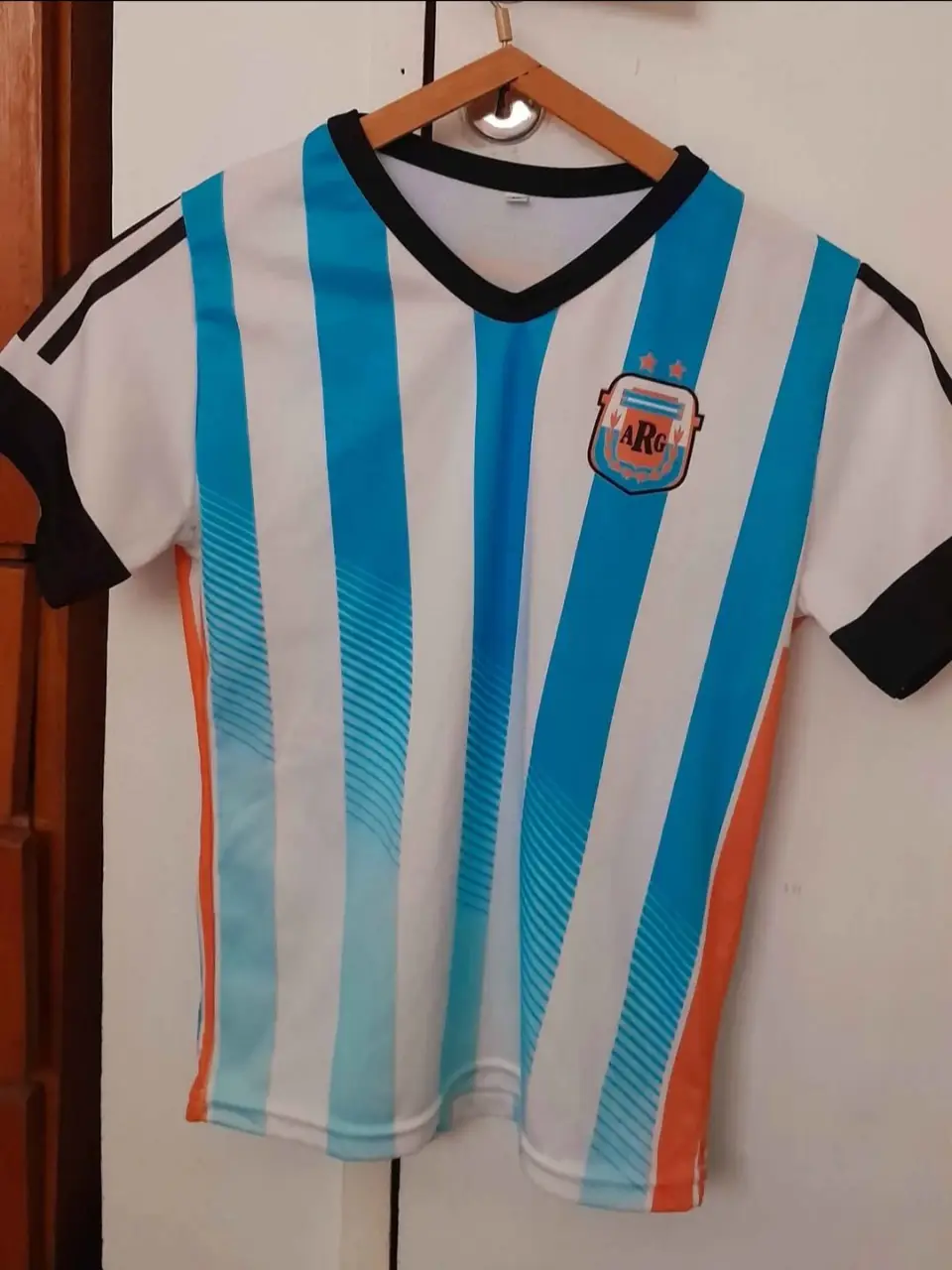 Camiseta de fútbol de Argentina, con diseño a rayas celeste y blancas. Ideal para fanáticos y coleccionistas.