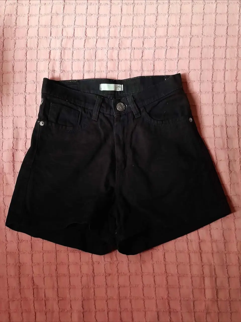 Short de jean negro, tiro alto, con bolsillos delanteros y traseros. Talle 36.