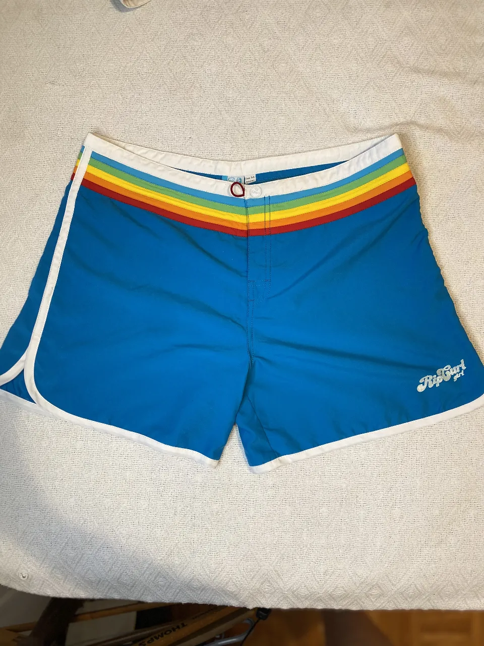 Short  Rip Curl azul con detalles en arcoíris en la cintura. Estilo retro, ideal para la playa o pileta. Cómodo y con onda. cintura 45 largo 37