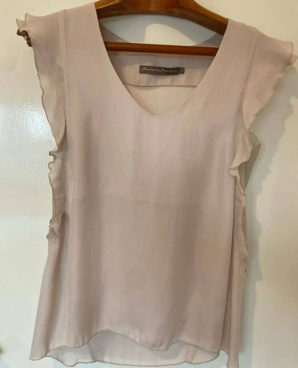 Blusa de mujer color arena con detalles de encaje y volados. Talle S. Ideal para una salida elegante o para darle un toque romántico a tu look.