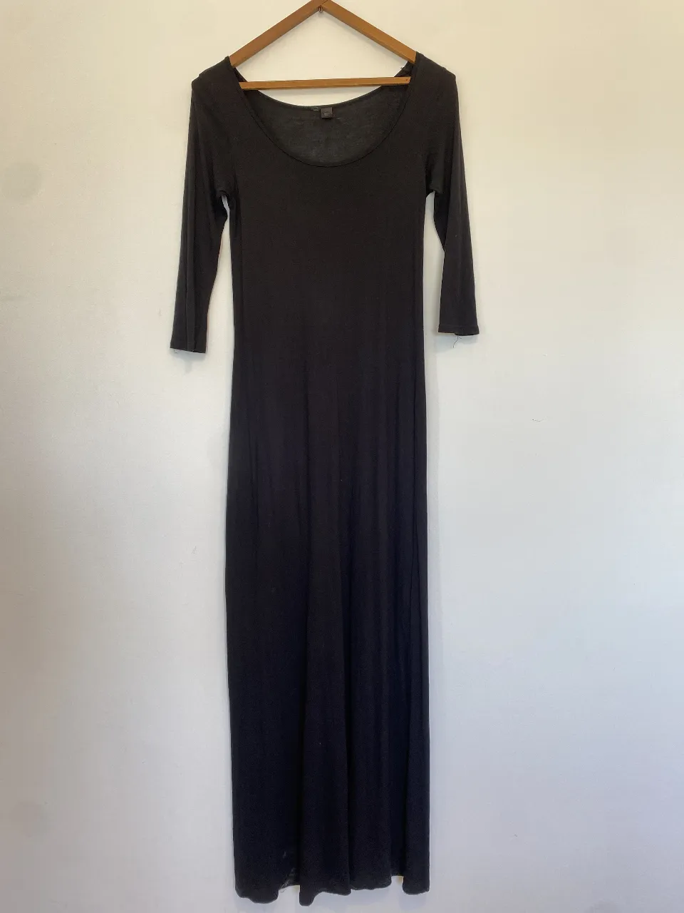 Vestido largo negro, de manga 3/4 y cuello redondo. Ideal para un look elegante y versátil. suave y liviano 
Axilas 36 sin estirar, largo 150
Le corté la etiqueta porque picaba