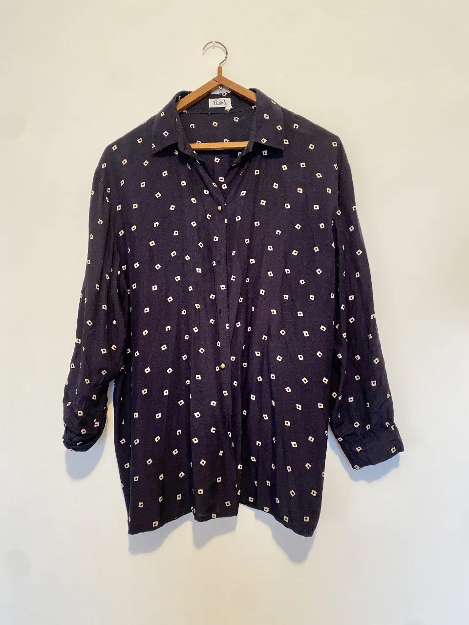 Camisa de mujer MissA.  de manga larga, con estampado de pequeños cuadrados blancos sobre fondo azul oscuro. Cuello clásico y botones. Ideal para un look casual o semi formal. Solo le faltan algunos botones pero la calidad de la tela es increíble.
 hombros caídos, axilas 57, largo 75