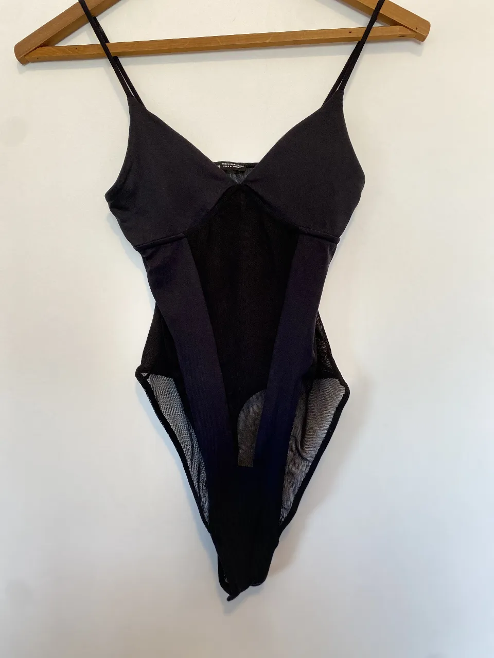 Body negro de mujer, con detalles de red y tirantes finos. Ideal para una salida o para usar debajo de otra prenda.
