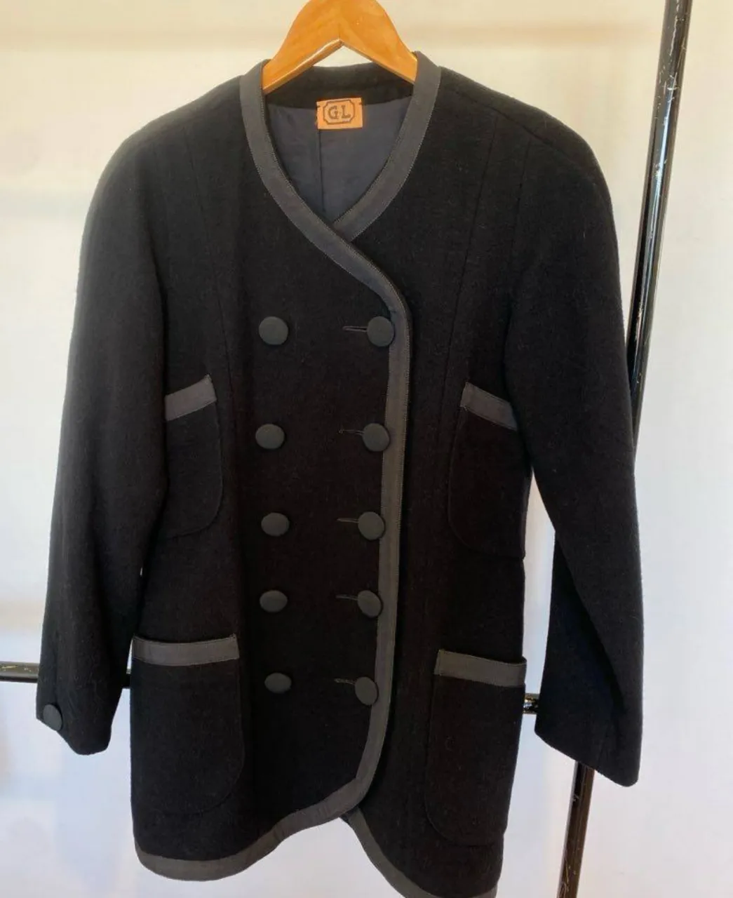 Tapado negro 100% lana con detalles en gris. Corte clásico con botones y bolsillos. Ideal para un look elegante y abrigado. de la boutique GL. dice talle 2, pero va para un XL