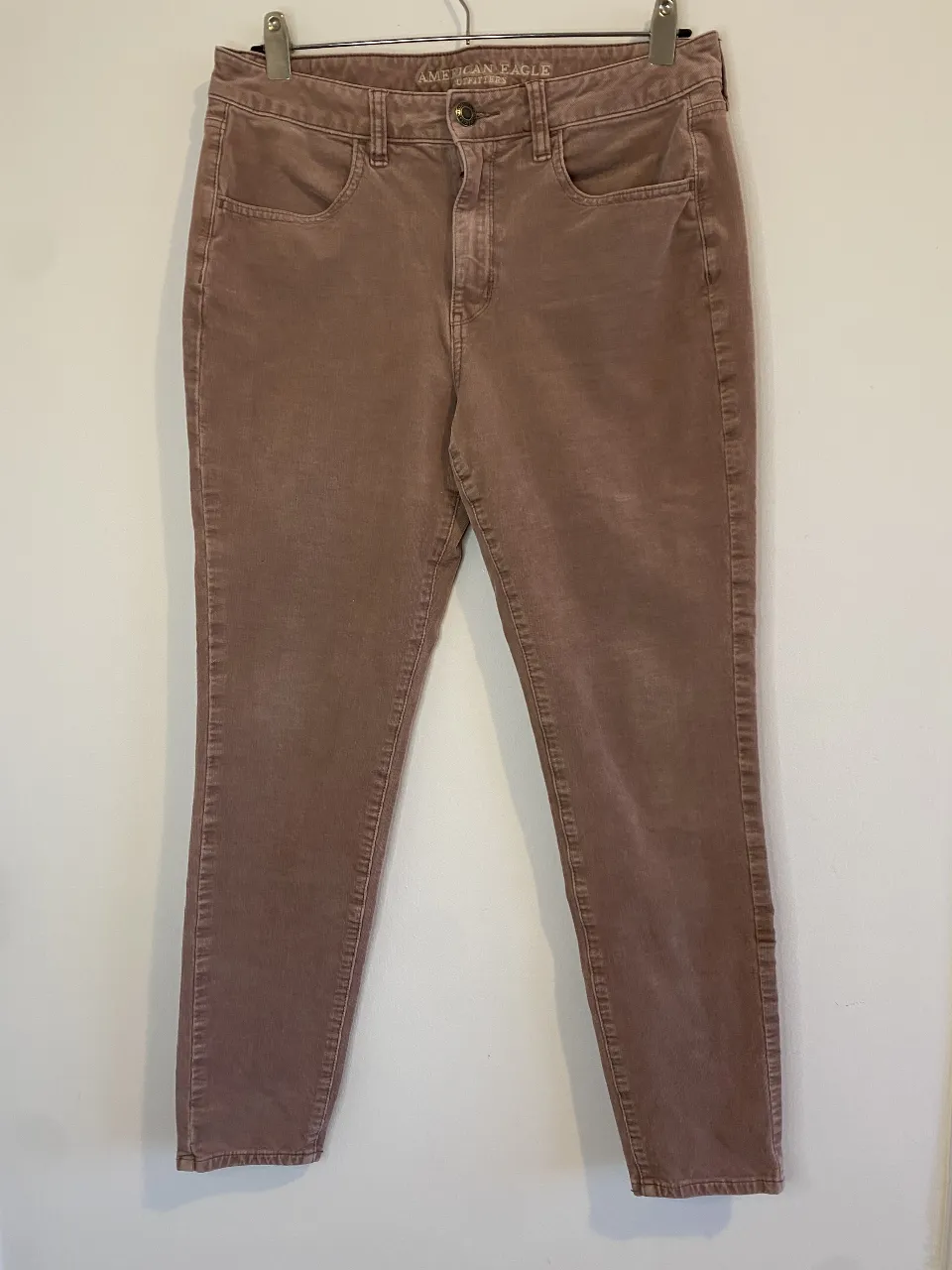 Pantalón de corderoy elastizado de mujer, de la marca American Eagle Outfitters. Tiro alto, con etiqueta de talle 12 US. Ideal para un look casual y cómodo. Cintura 42, tiro 28, largo 98