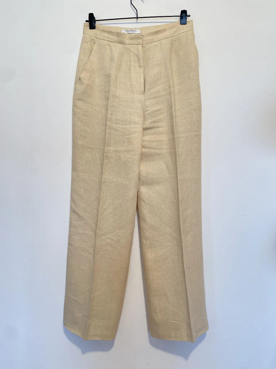 Pantalón sastrero de lino color crudo de la marca MaxMara. Talle 40/10/42. Corte recto, tiro alto y bolsillos laterales. Ideal para un look elegante y fresco. 
Cintura 39 largo 107