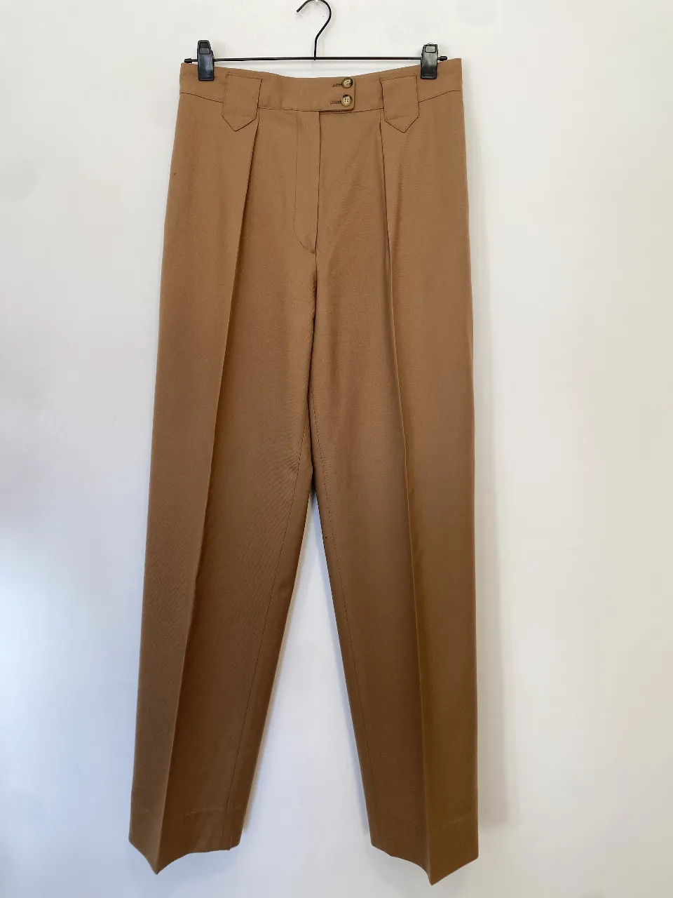 Pantalón sastrero de mujer, color marrón, talle 42. Con pinzas y botones decorativos. Ideal para un look elegante y sofisticado. Tiene algunas manchitas, por eso el precio
Cintura 40,  largo 111