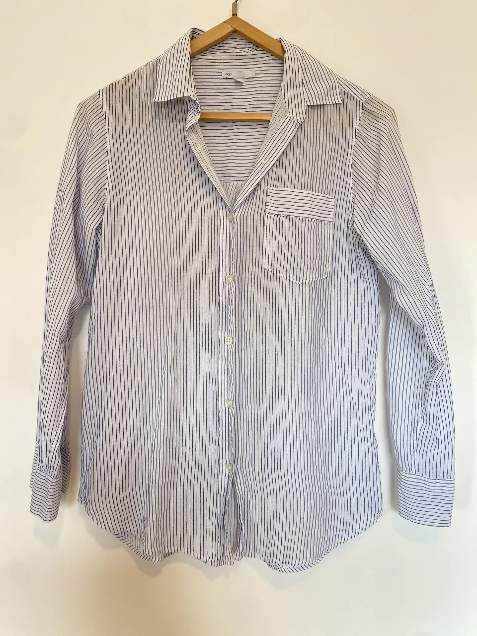 Camisa a rayas celeste y blanca de la marca Gap, con bolsillo en el pecho y mangas largas con botones para ajustar. Ideal para un look casual y fresco. Tiene el detalle que se ve en la espalda, por eso el precio
Axilas 47, largo 71, 59, hombros 39

