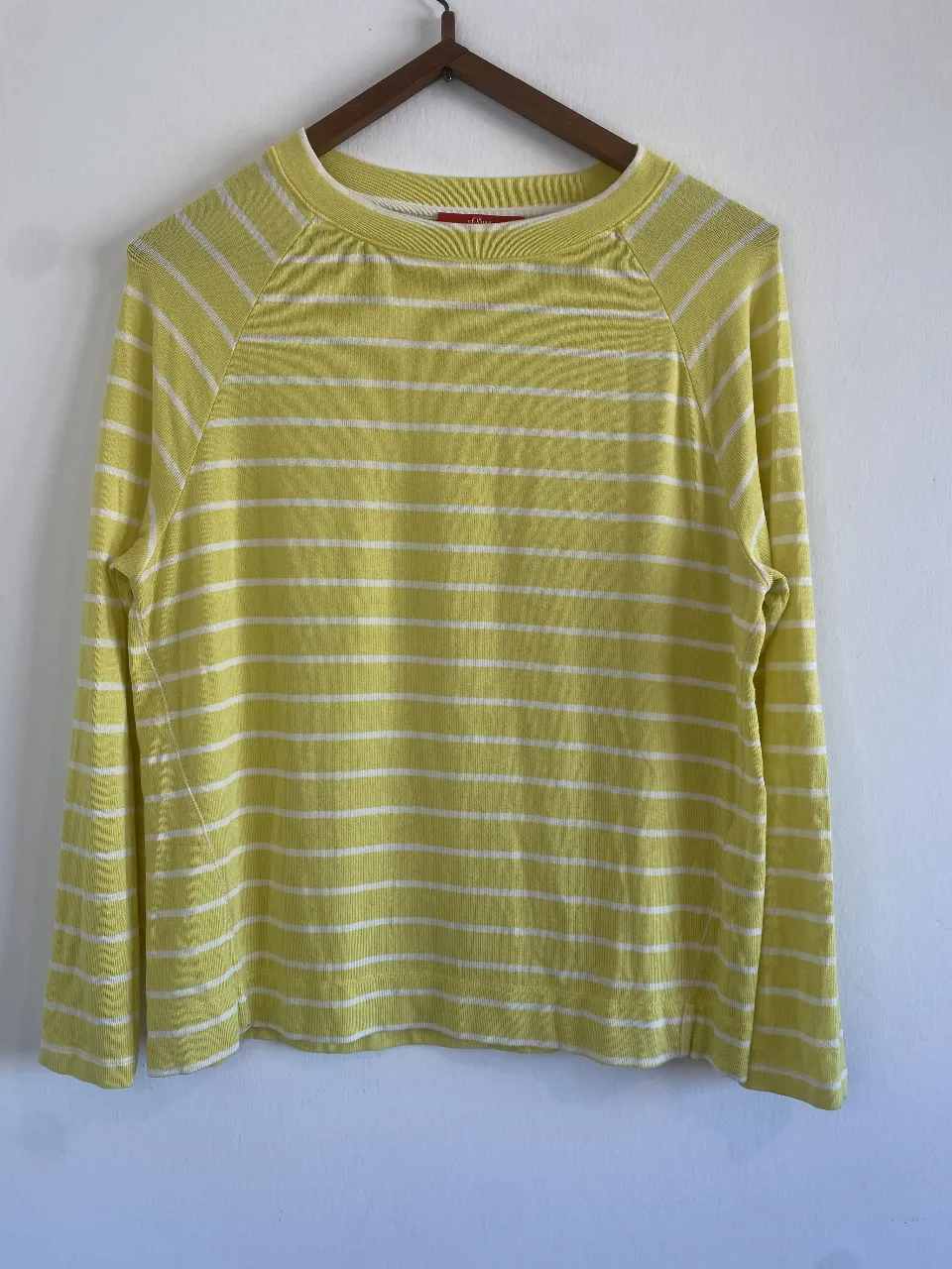 Remera manga larga de mujer, a rayas horizontales amarillas y blancas, de la marca s.Oliver. Talle 38. algún roce 