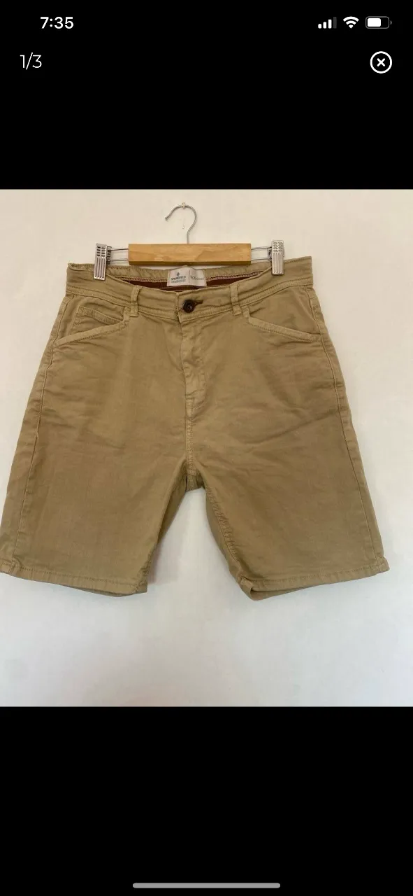 Bermuda de hombre color beige de la marca Springfield. Talle W26. Ideal para un look casual y cómodo.