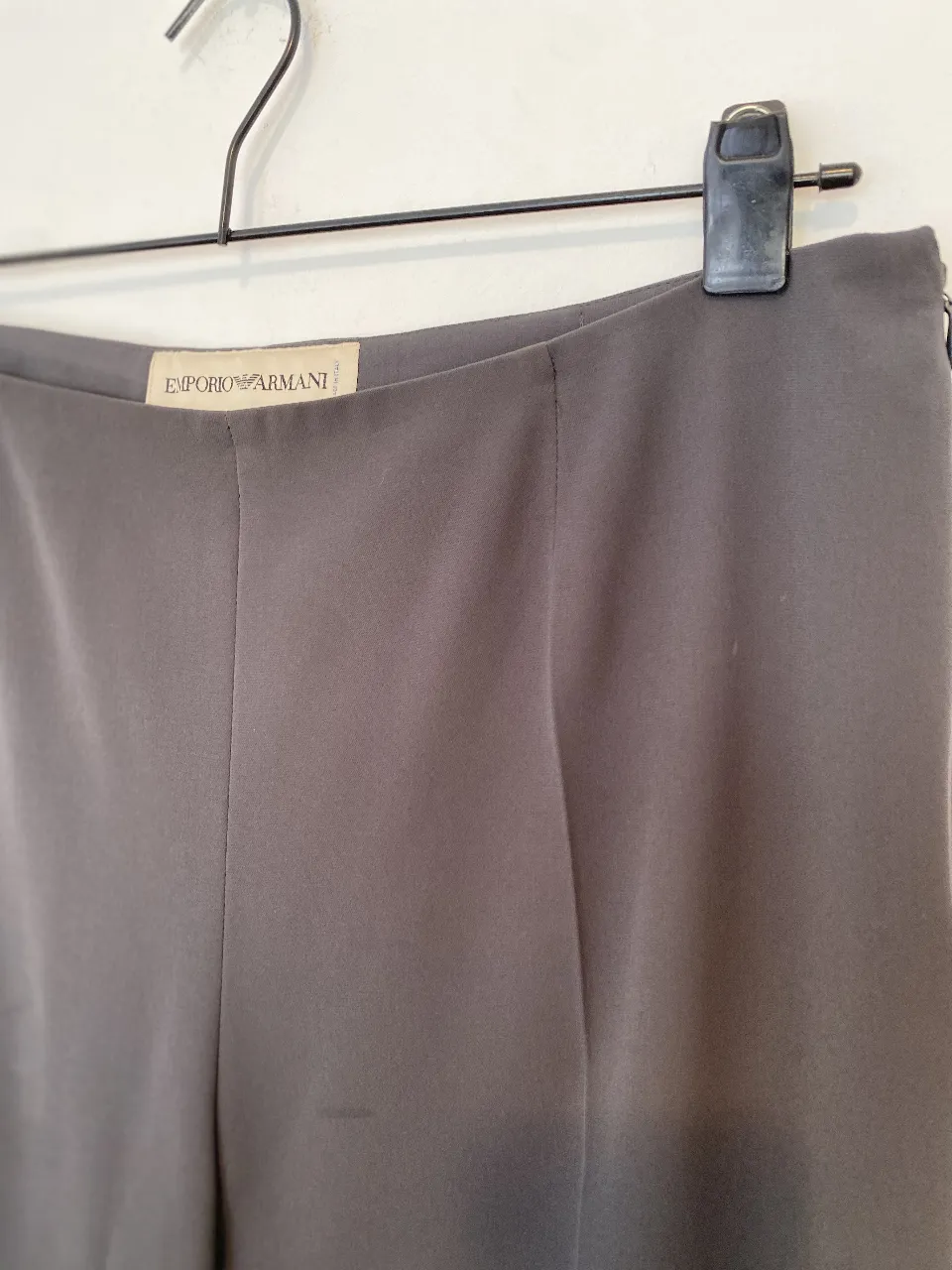 Pantalón sastrero gris de Emporio Armani, tiro medio, corte recto y elegante. Ideal para un look formal o de trabajo. Cintura 40, largo 106
Tiene unas pequeñas manchitas  por eso el precio