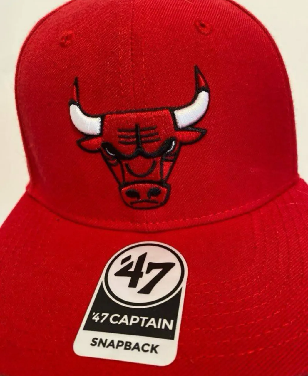 Gorra 47 Captain Snapback de los Chicago Bulls, color rojo. Original. Ideal para completar tu look deportivo. 
