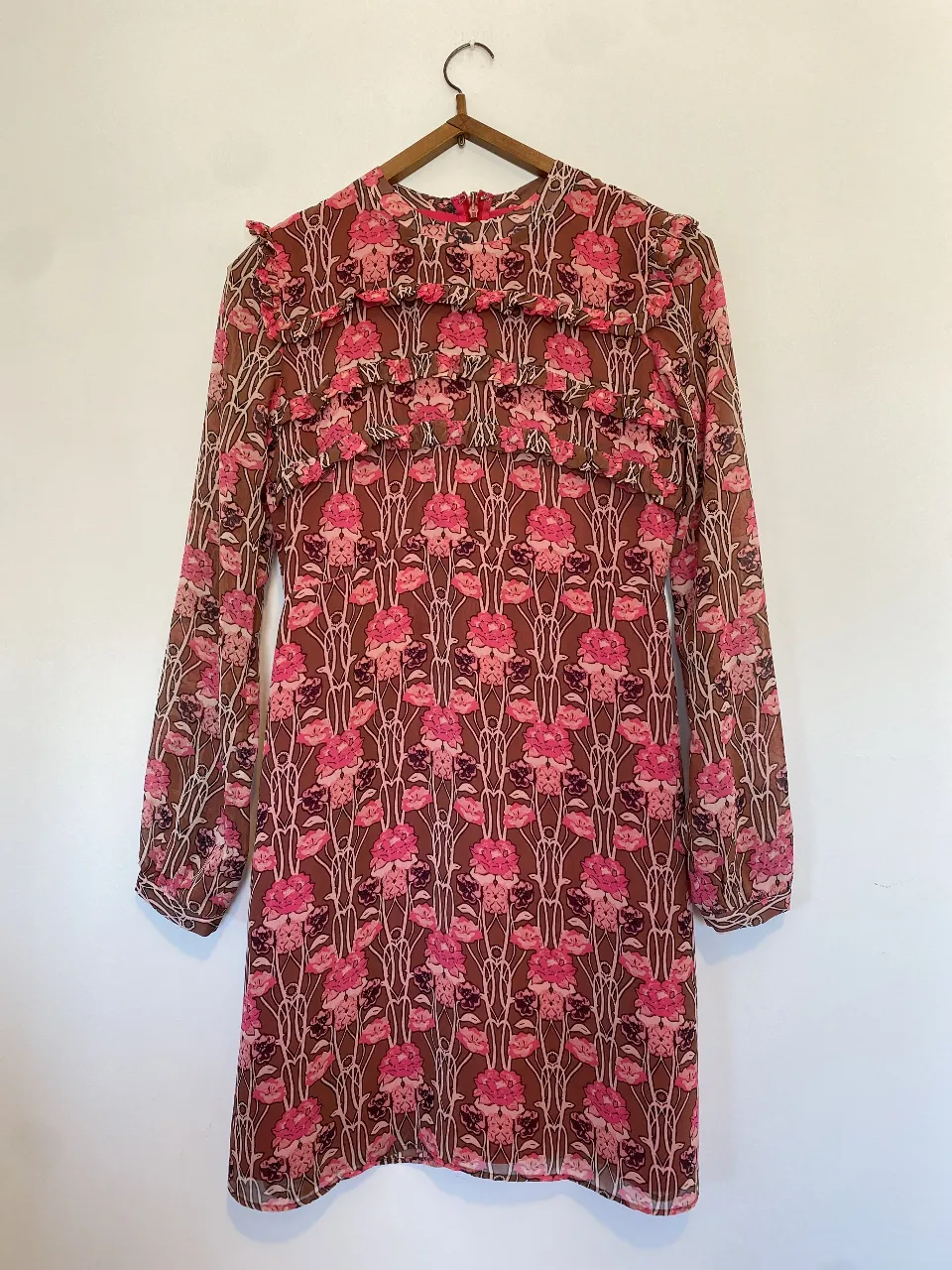 Vestido midi de mujer con estampado floral en tonos marrones y rosas. Diseño con volantes en el pecho y mangas largas. Ideal para un look vintage y romántico. Hombros 38, axilas 44 cintura 38, largo 91