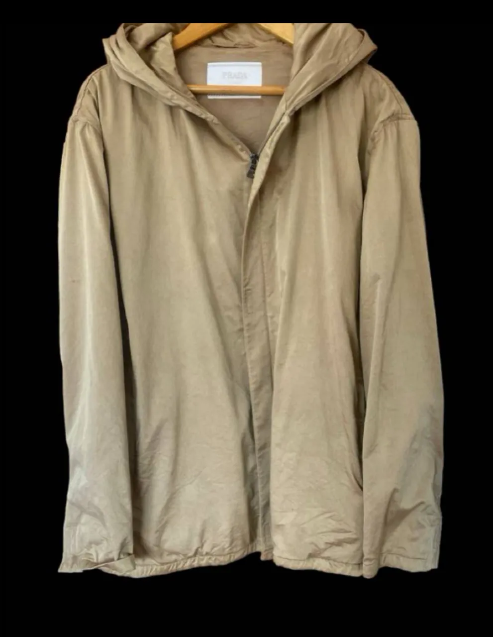 Campera con capucha Prada Oversize  color beige. Con doble deslizador del cierre frontal y bolsillos. Ideal para un look casual y moderno. Con etiqueta de la marca. importada y original. 60% seda