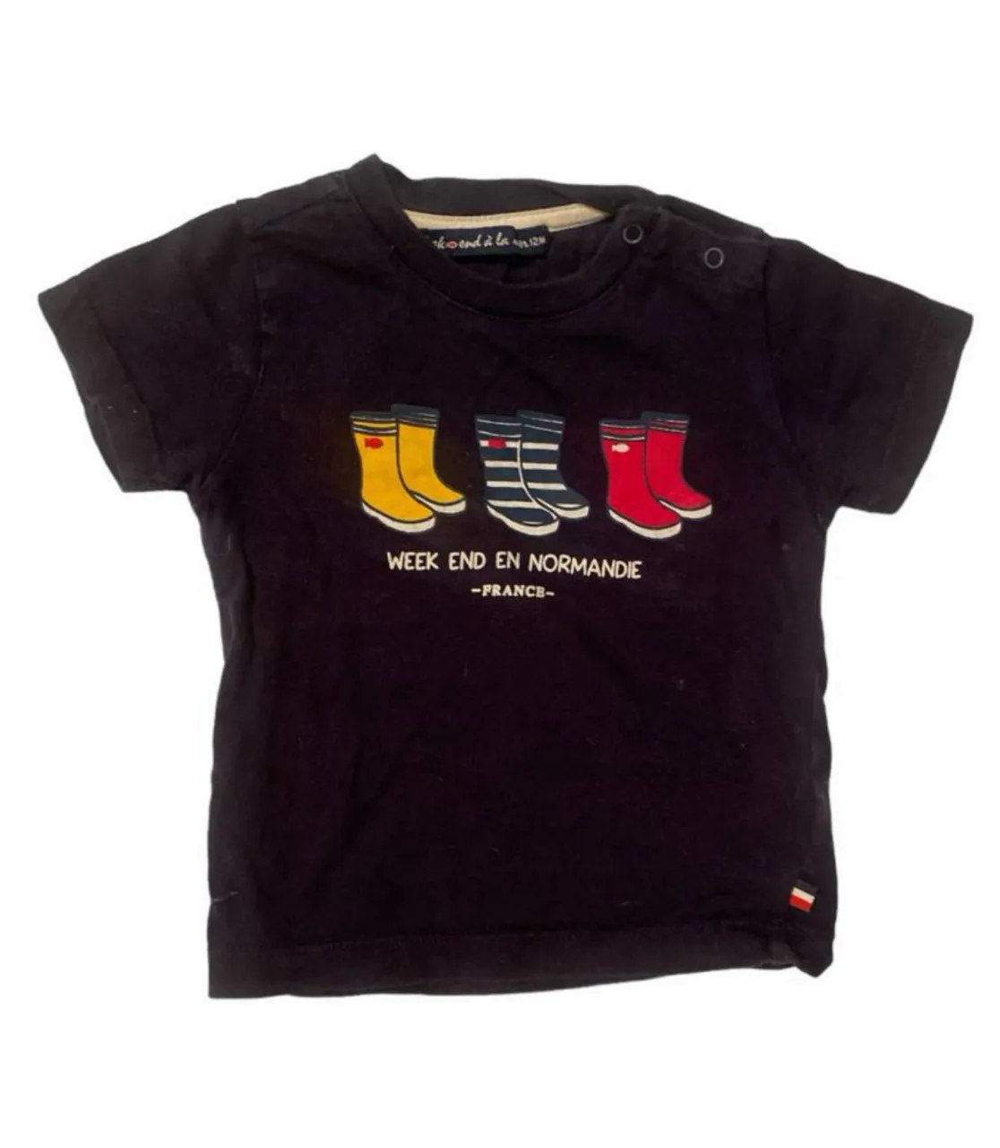 Remera negra de niño con estampado de botas de lluvia en colores amarillo, azul y rojo. Con la frase 'WEEK END EN NORMANDIE -FRANCE-' para 1 año