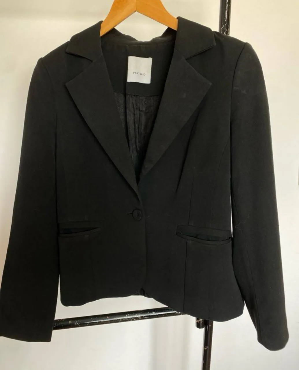 Blazer negro de mujer, Portsaid, talle S, con un botón y bolsillos delanteros. Ideal para un look formal o de trabajo.
hombros 40, axilas 46, mangas 60, largo 58