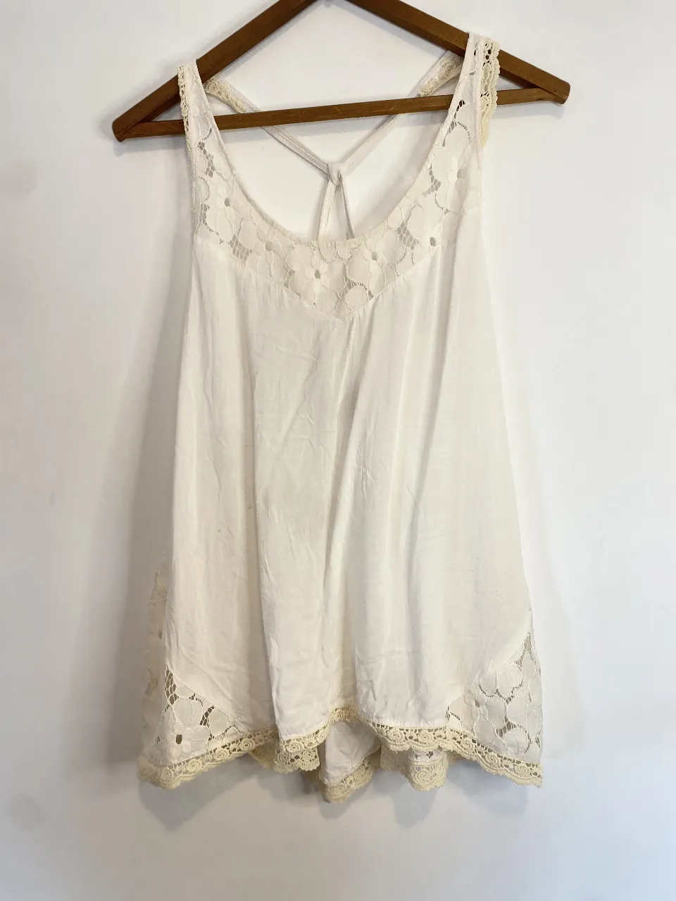 Top blanco con detalles de encaje, ideal para un look bohemio y fresco. Perfecto  para el verano. Máximo axilas 47,  largo 68. 
