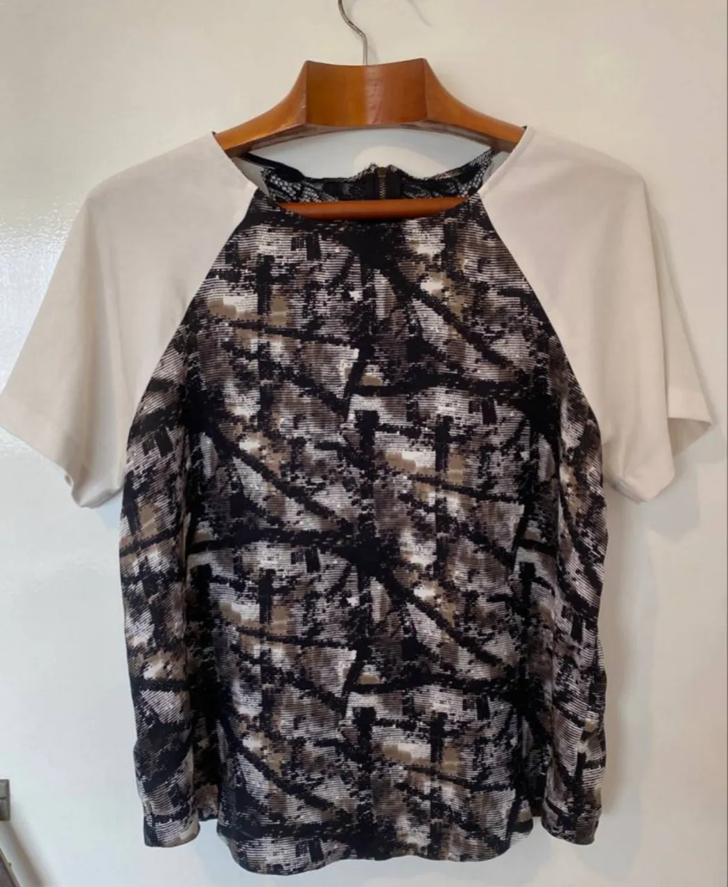 Blusa de mujer con mangas cortas y diseño geométrico en tonos neutros. Detalles de encaje en la parte superior y cierre en la espalda. Ideal para un look casual y moderno. H&M, pero le saqué la etiqueta porque picaba