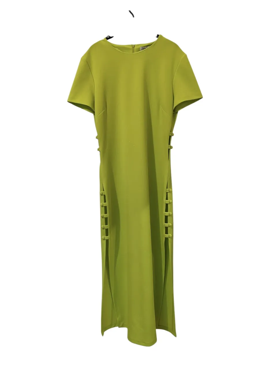 Vestido de mujer color verde lima, con mangas cortas y botones decorativos . es elastizado. Ideal para un look elegante estilo oriental. divino!! hombros 43, axilas sin estirar 46 largo 135. lo único que tiene es en el cuello, ese pequeño desgaste que no sé de qué es, pero es apenas perceptible