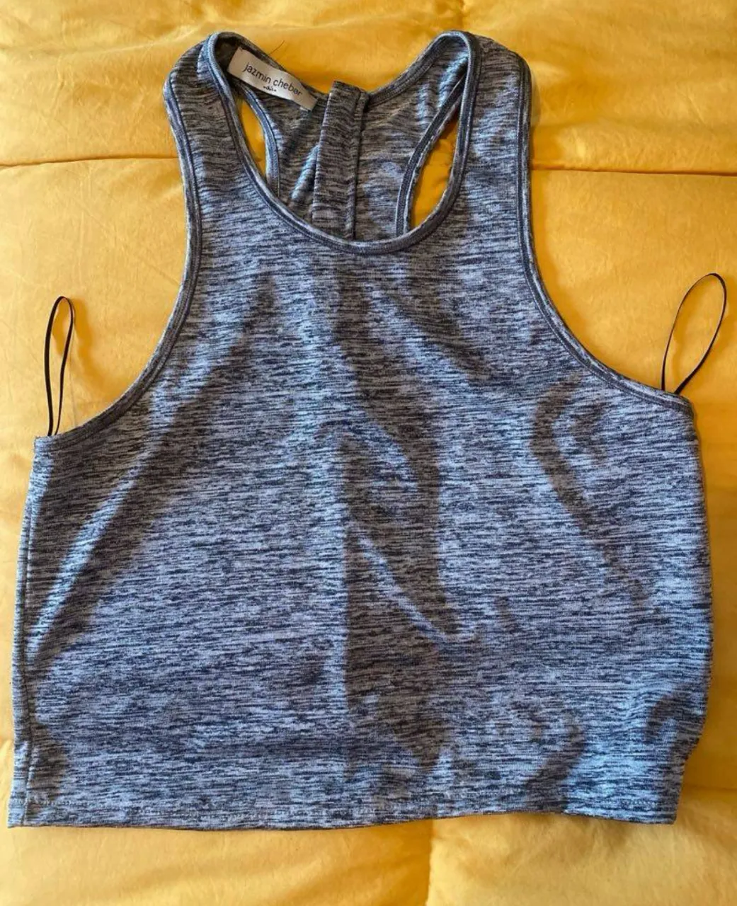 Top  gris con espalda estilo nadadora y cierre en la parte trasera. Ideal para salidas 