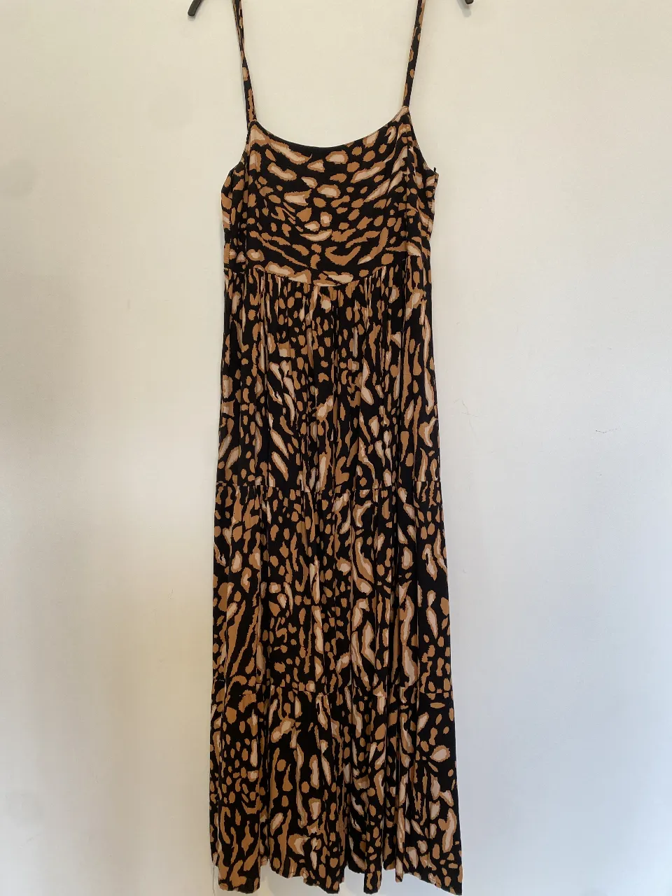 Vestido midi de mujer con estampado animal print en tonos marrones y negros. Diseño con tirantes finos y corte en la cintura, ideal para un look fresco y moderno. Axilas y corte bajo del pecho 40, largo Sin contar el Bretel 107