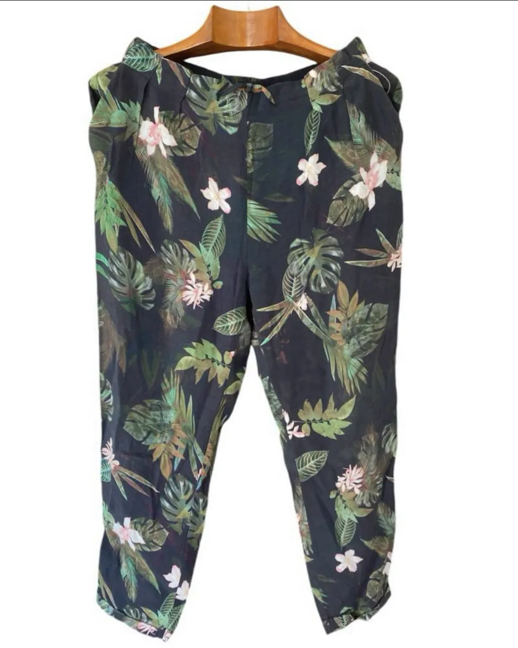 Pantalón suelto de mujer con estampado floral en tonos verdes y blancos sobre fondo negro. Marca Bershka. Talle L. Cintura 38-48, Largo 86