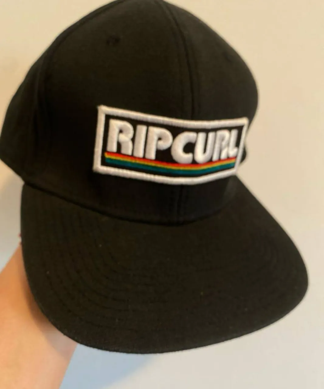Gorra negra de la marca Rip Curl con el logo bordado en la parte frontal. Ideal para protegerte del sol con estilo.