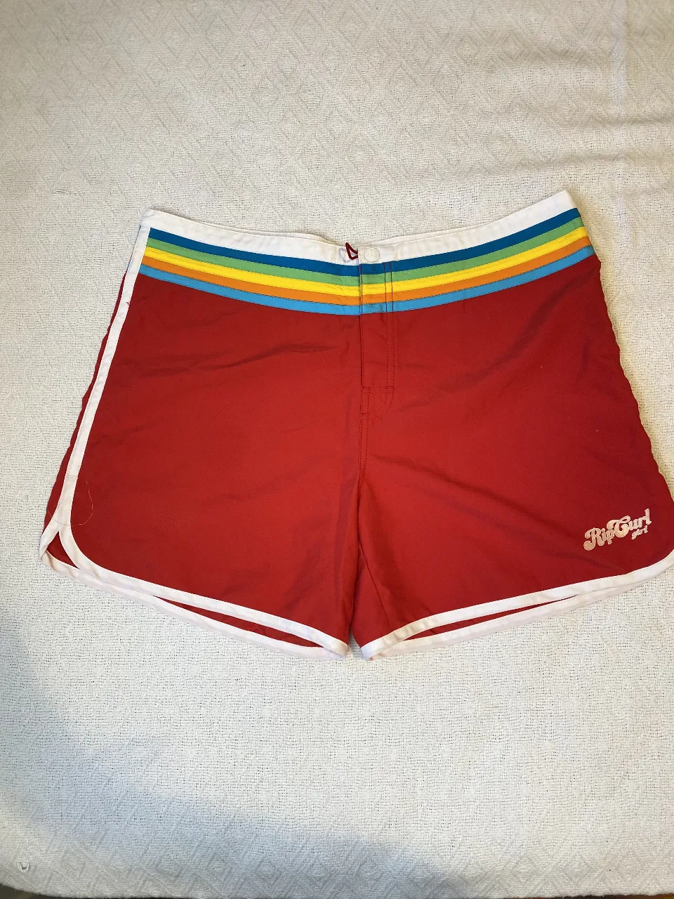 Short  Rip Curl rojo con detalles en arcoíris en la cintura. Estilo retro, ideal para la playa o pileta. Cómodo y con onda. cintura 45 