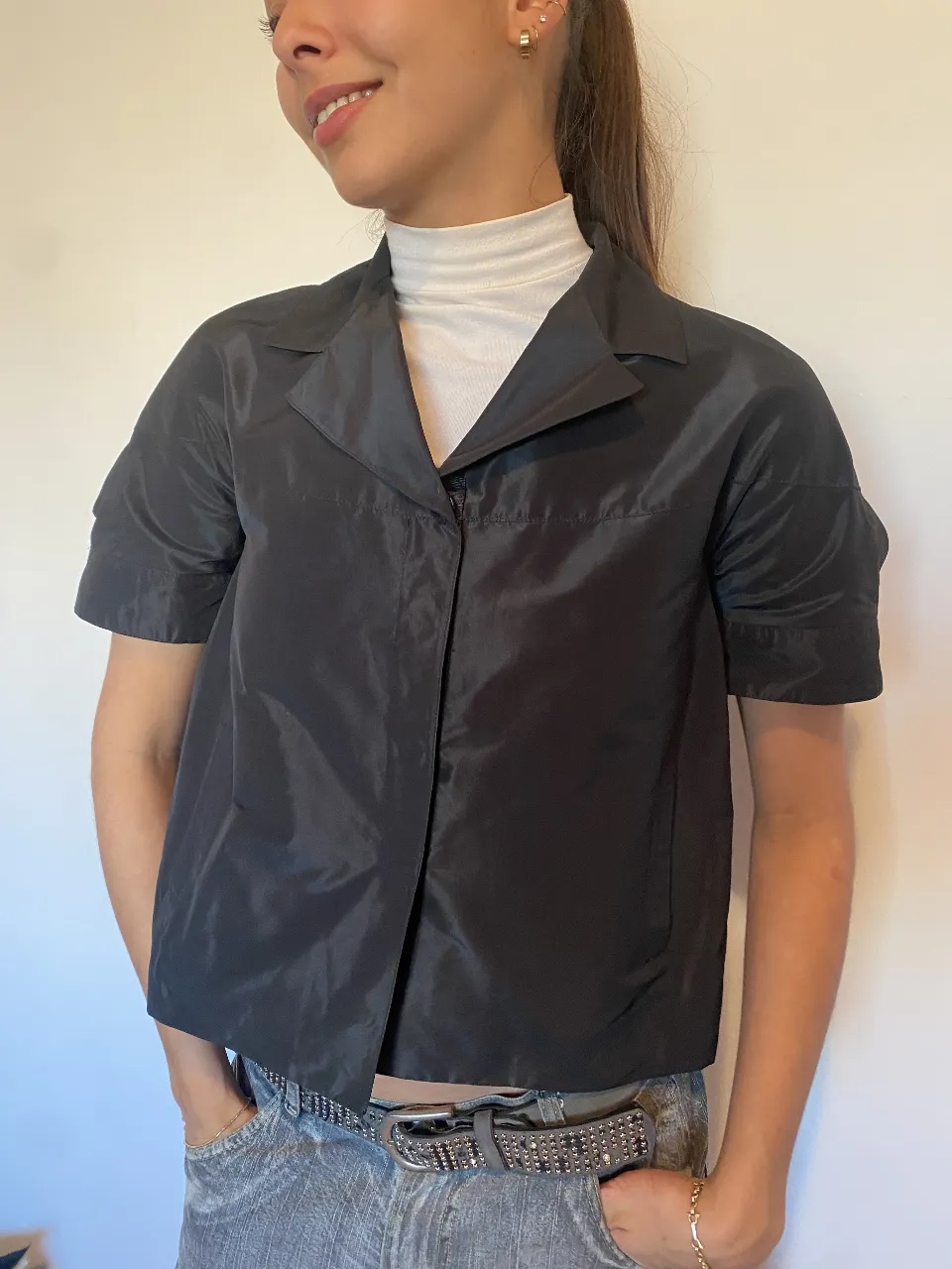 Super original chaquetita UMA. Mangas cortas con botones que las ajustan y 
botonera central de botón clip
color negro con el forro azul (la tela es como si fuera impermeable y brillosa)
divina!!! 
mangas ranglan, axilas 42, largo 50 