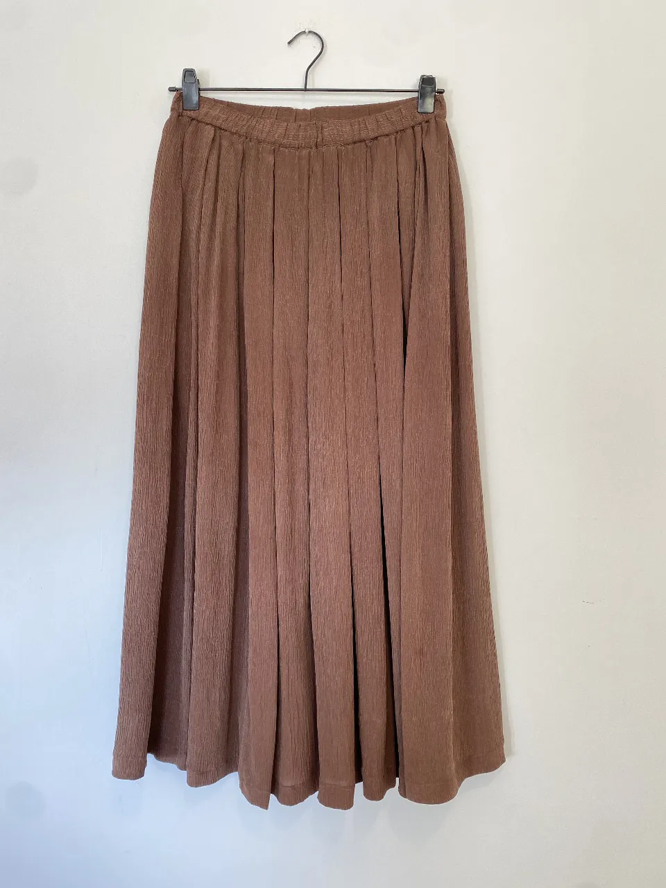 Pollera midi 100% seda marrón de la marca Country Road. Ideal para un look elegante y cómodo. Talle M Pero puede ir para varios talles, ver medidas
Cintura 35-50, largo 90. tiene una pequeña manchita adelante abajo que se ve agrandando la foto (x eso el precio)