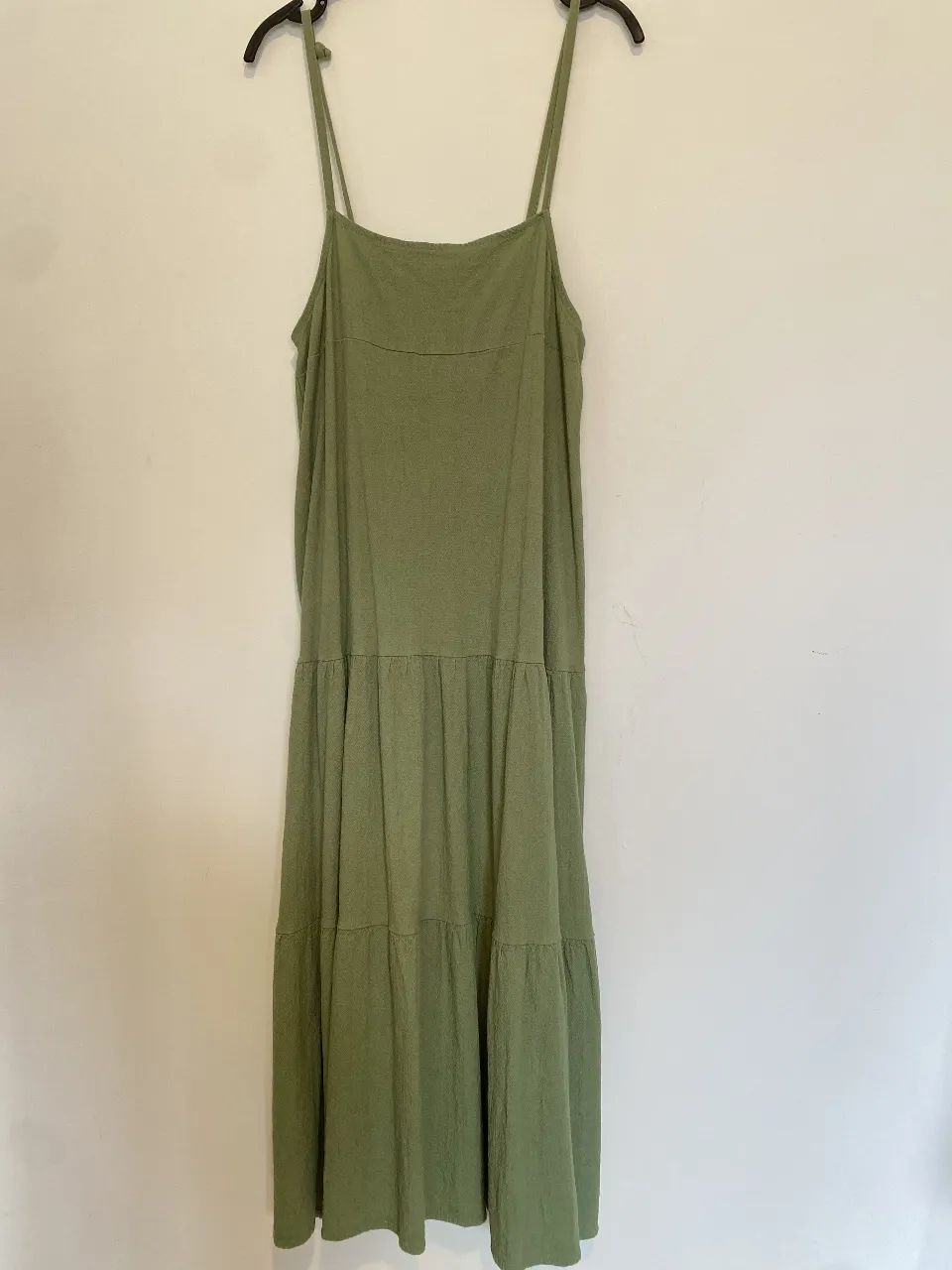 Vestido largo de verano, color verde oliva, con tirantes finos ajustables. Diseño con volados en la falda y corte holgado para mayor comodidad. Ideal para un look fresco y relajado.  Axilas máximo 46, largo Sin contar el Bretel 106