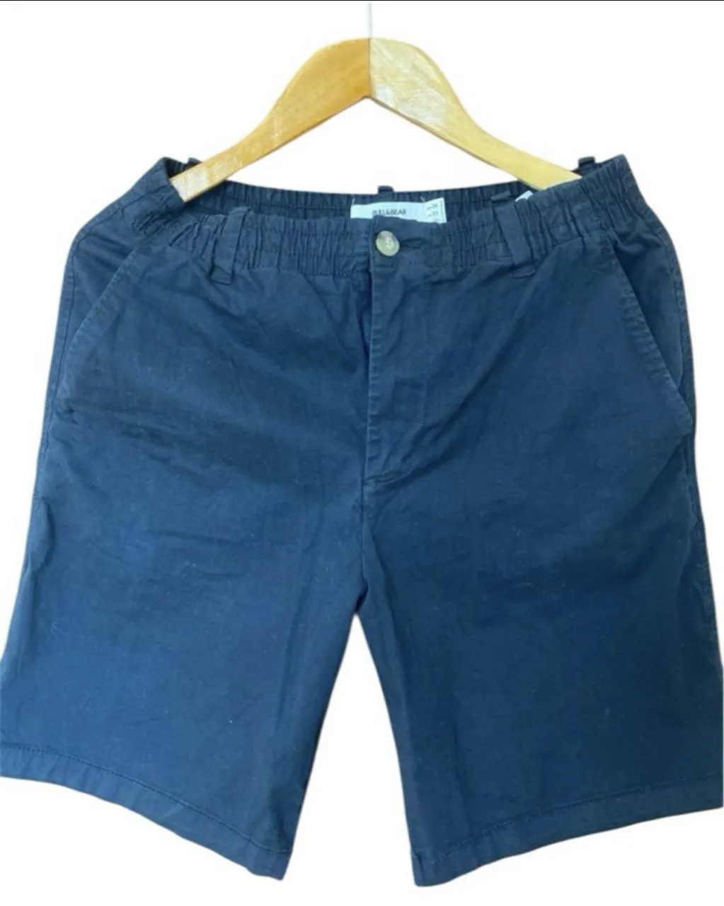 Short de hombre de gabardina negra, con bolsillos delanteros y traseros. Ideal para un look casual y cómodo. 
cintura 36 (máximo 43)
cadera aprox 52 
largo 49
