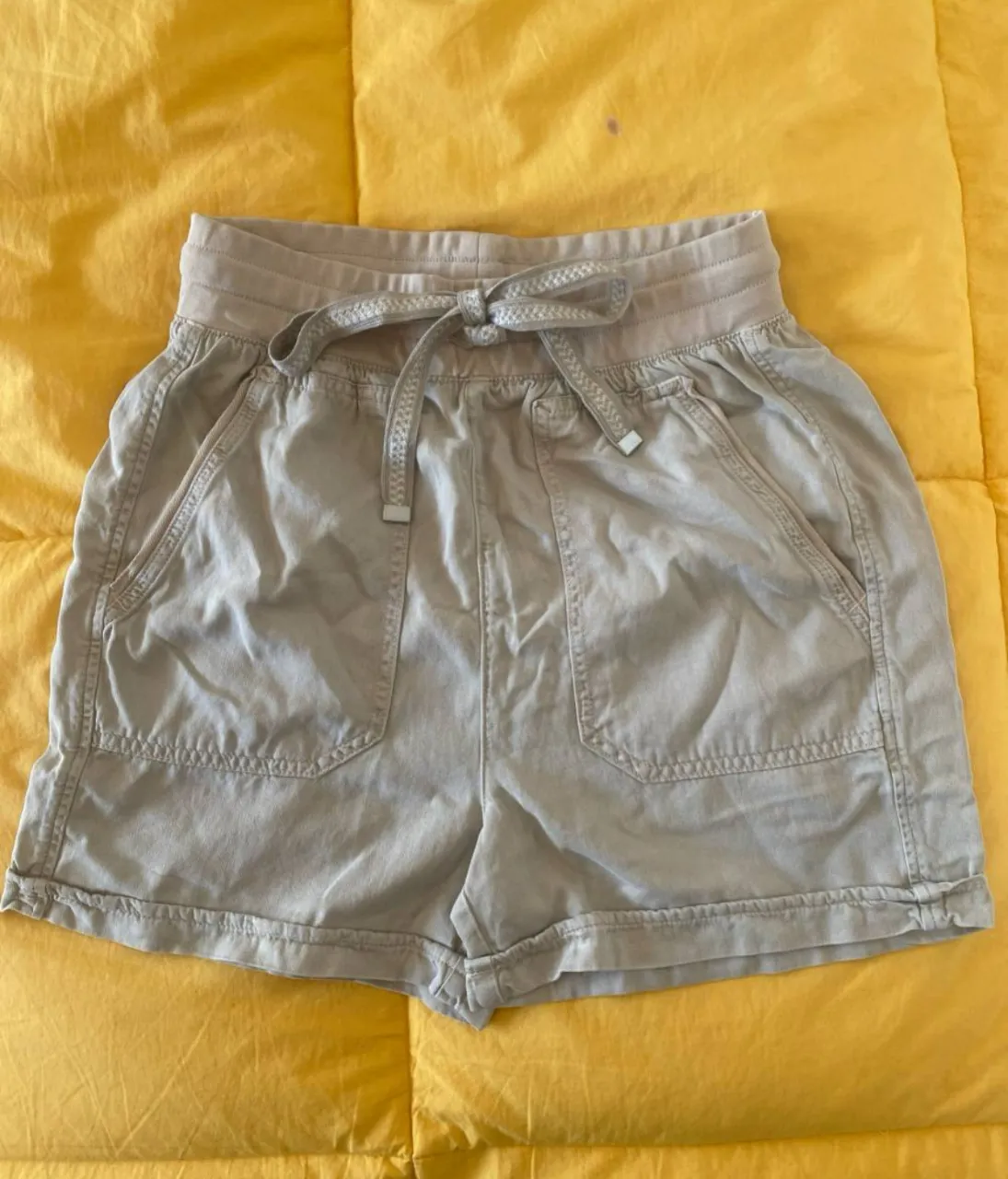 Short de mujer color crudo, con cintura elastizada y cordón para ajustar. Bolsillos delanteros y traseros. Ideal para un look casual y cómodo.