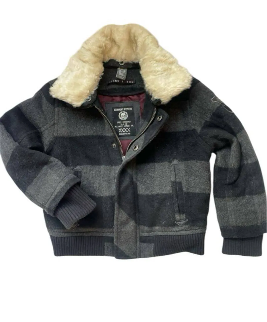 Campera bomber para niño, a rayas grises y negras, con cuello de piel sintética desmontable. Detalles de diseño como parches y cierre frontal. Ideal para el invierno. 
talle2/3 
hombros 30 axilas 34 mangas 37 largo 39