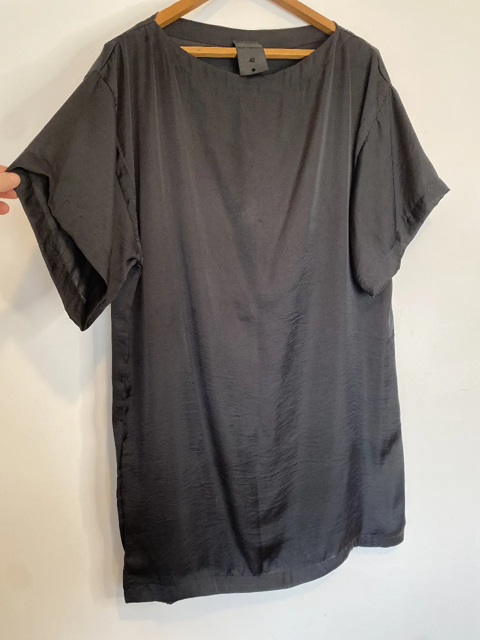 Vestido midi negro de corte recto o remerón con cuello redondo y mangas cortas. Ideal para un look elegante y versátil. talle 42 hombros 58, axilas 60, largo 92
