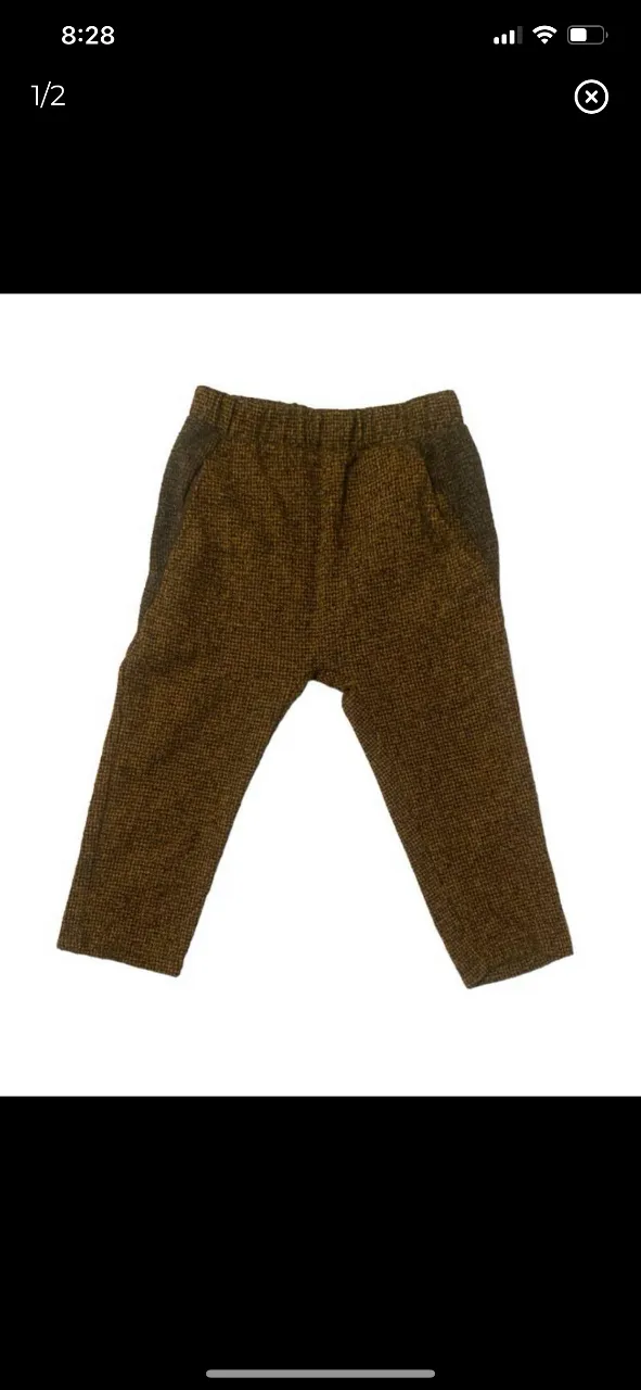 Pantalón de vestir para niño, de tela tipo tweed en tonos marrones y gris. Diseño con bolsillos laterales y traseros, ideal para un look elegante y cómodo.