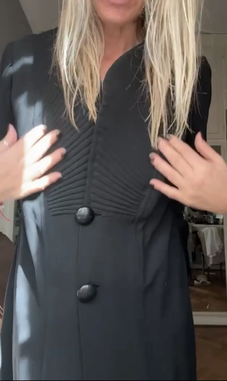 Tapado largo negro con botones y detalle plisado en el frente estilo años ‘30. deal para un look elegante,  sofisticado y retro. Hombros 40, Axilas 55, mangas 48, largo 108
Sólo tiene ese detalle a la altura de la espalda alta trasera