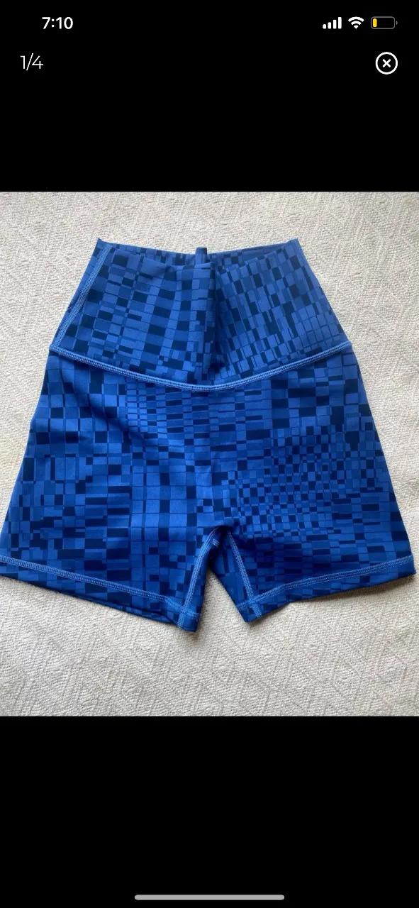 Biker deportivo de mujer, tiro alto, con estampado geométrico en tonos azules. Marca Offline by Aerie. Talle S.