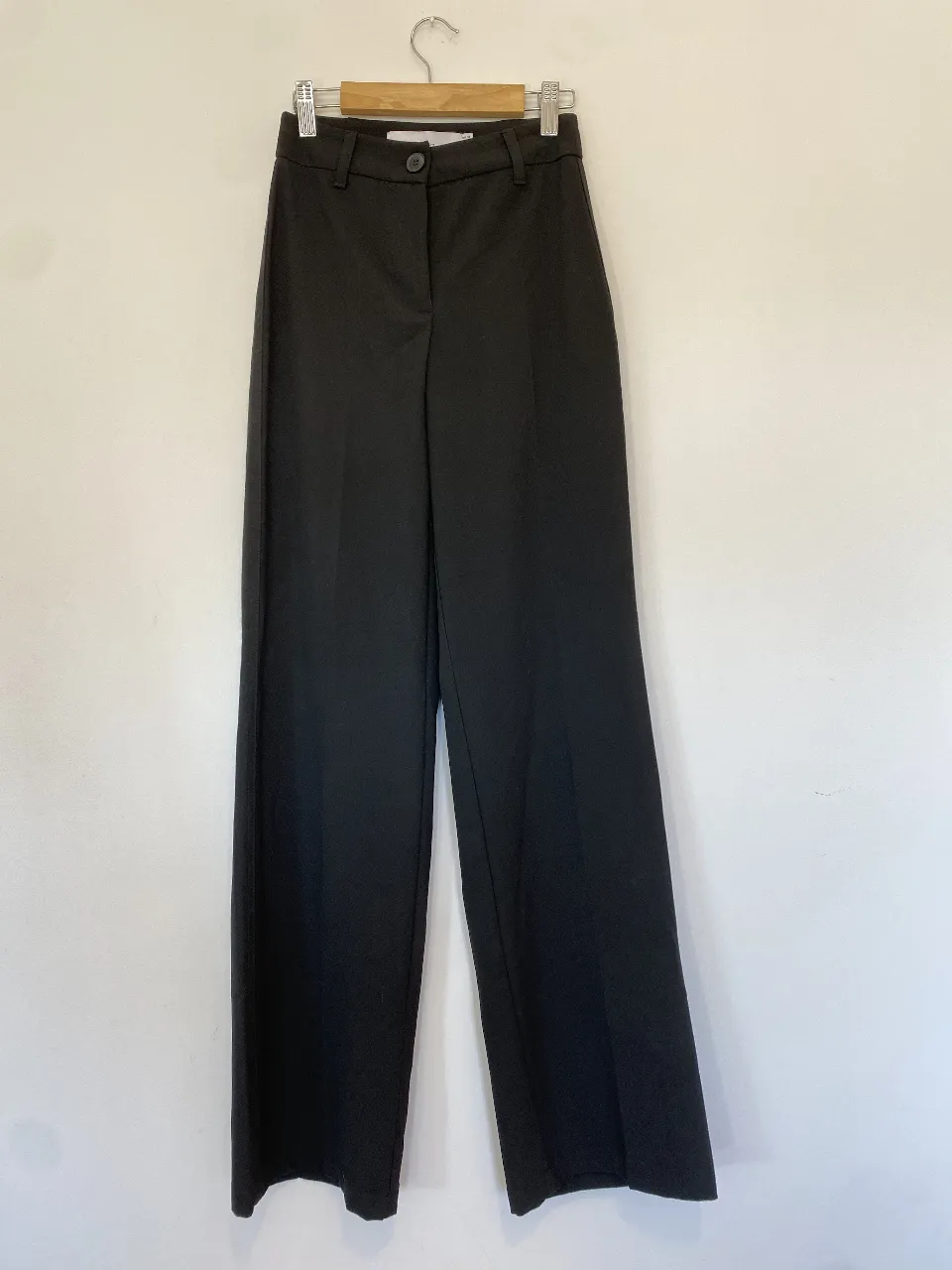 Pantalón sastrero negro de mujer, tiro alto, corte recto y elegante. Ideal para un look formal o de trabajo. Marca Bershka, talle 32. cintura 31, tiro 27, largo 106