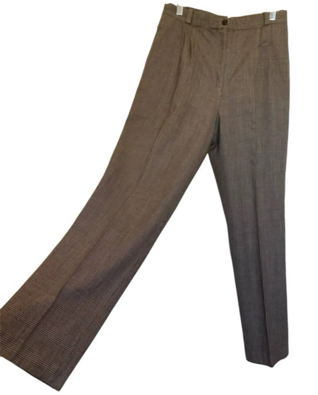 Pantalón sastrero de mujer, con diseño a cuadros en tono gris. Corte recto y elegante, ideal para un look formal o de trabajo. Confeccionado con tela de calidad. no dice el talle así que ver medidas 
cintura 38, 
cadera a la altura del tiro 52, 
tiro delantero 32,
tiro trasero 40,
largo 102