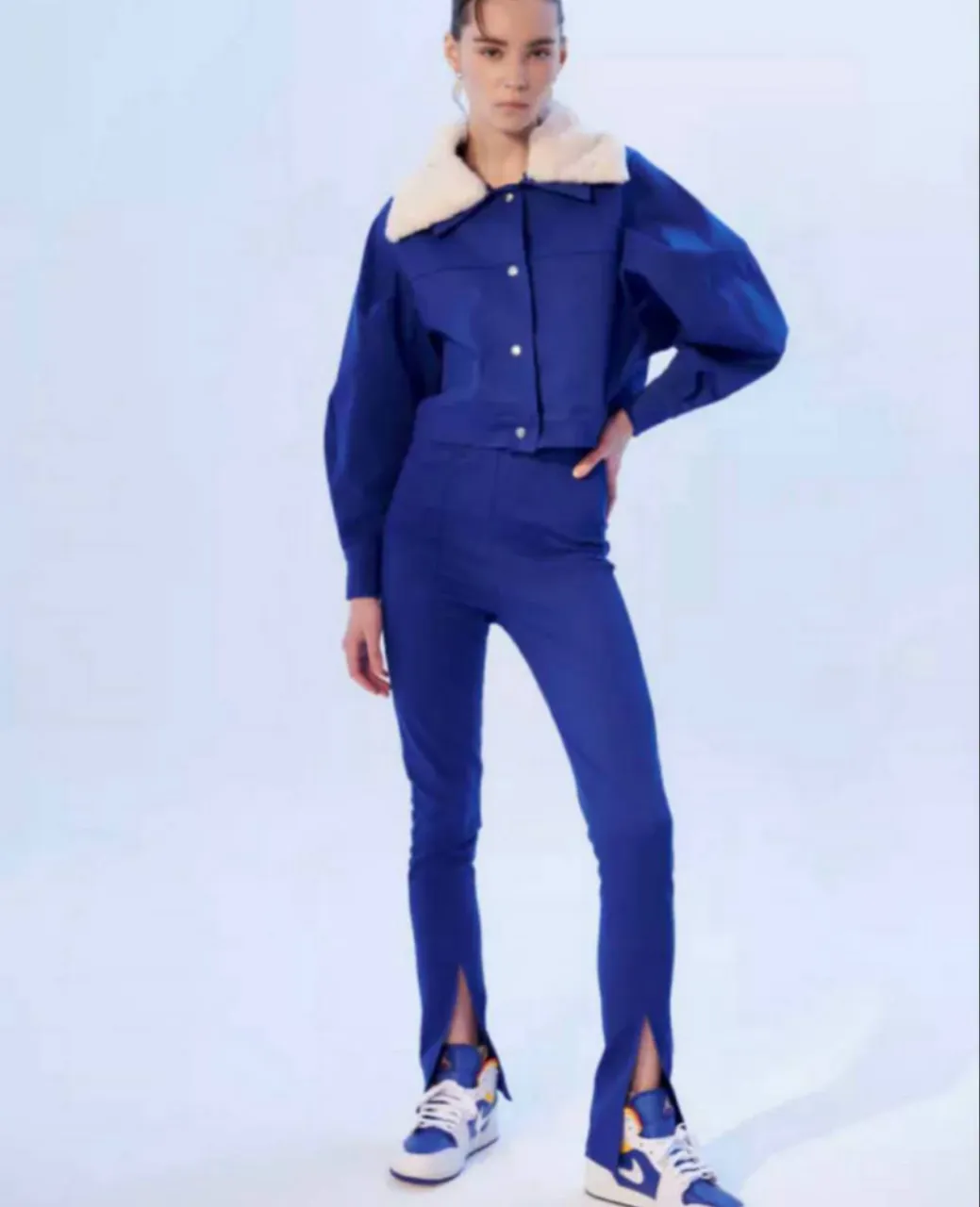 Conjunto de pantalón sastrero azul con aberturas en los tobillos y campera con cuello de piel. Un look moderno y elegante para cualquier ocasión. dice m pero es más bien xs 
medidas:
contorno de cintura: 65 cm (estira hasta 73cm). contorno de cadera: 80 cm. largo total: 110 cm.
cede muy poco