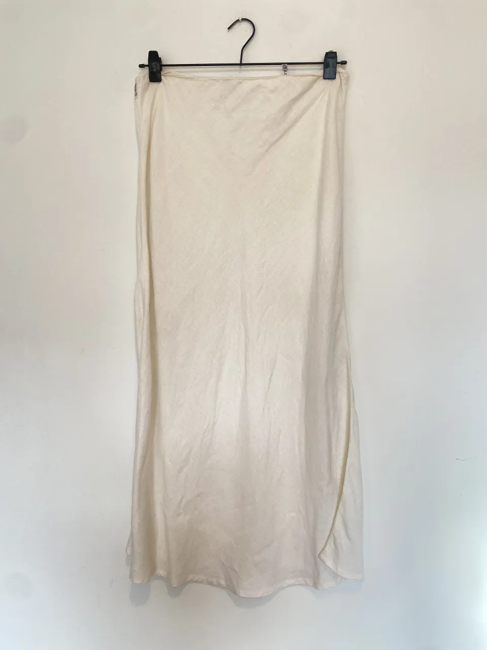 Pollera larga color blanco de Armani Jeans. Talle 44. Ideal para un look elegante y fresco. Cintura 40-48, largo 85