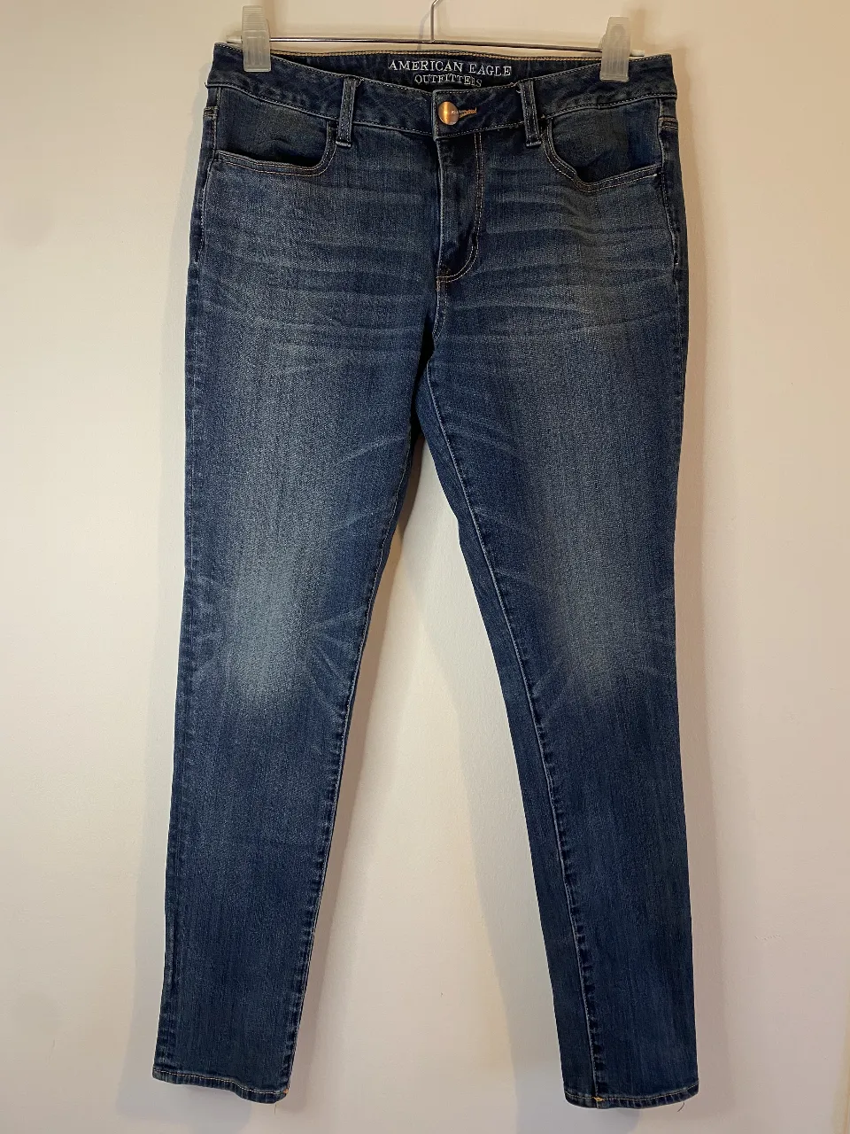Jeans de mujer, color azul oscuro, de la marca American Eagle Outfitters. Confeccionados en tela 360° Super Stretch, talle 12 US. Ideal para un look casual y cómodo. Cintura 40- 46, tiro 24, largo 95