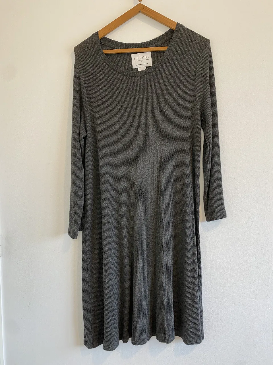 Vestido midi de punto acanalado gris de la marca Velvet by Graham & Spencer for Anthropologie. Corte recto, manga larga y cuello redondo. Ideal para un look casual y cómodo.