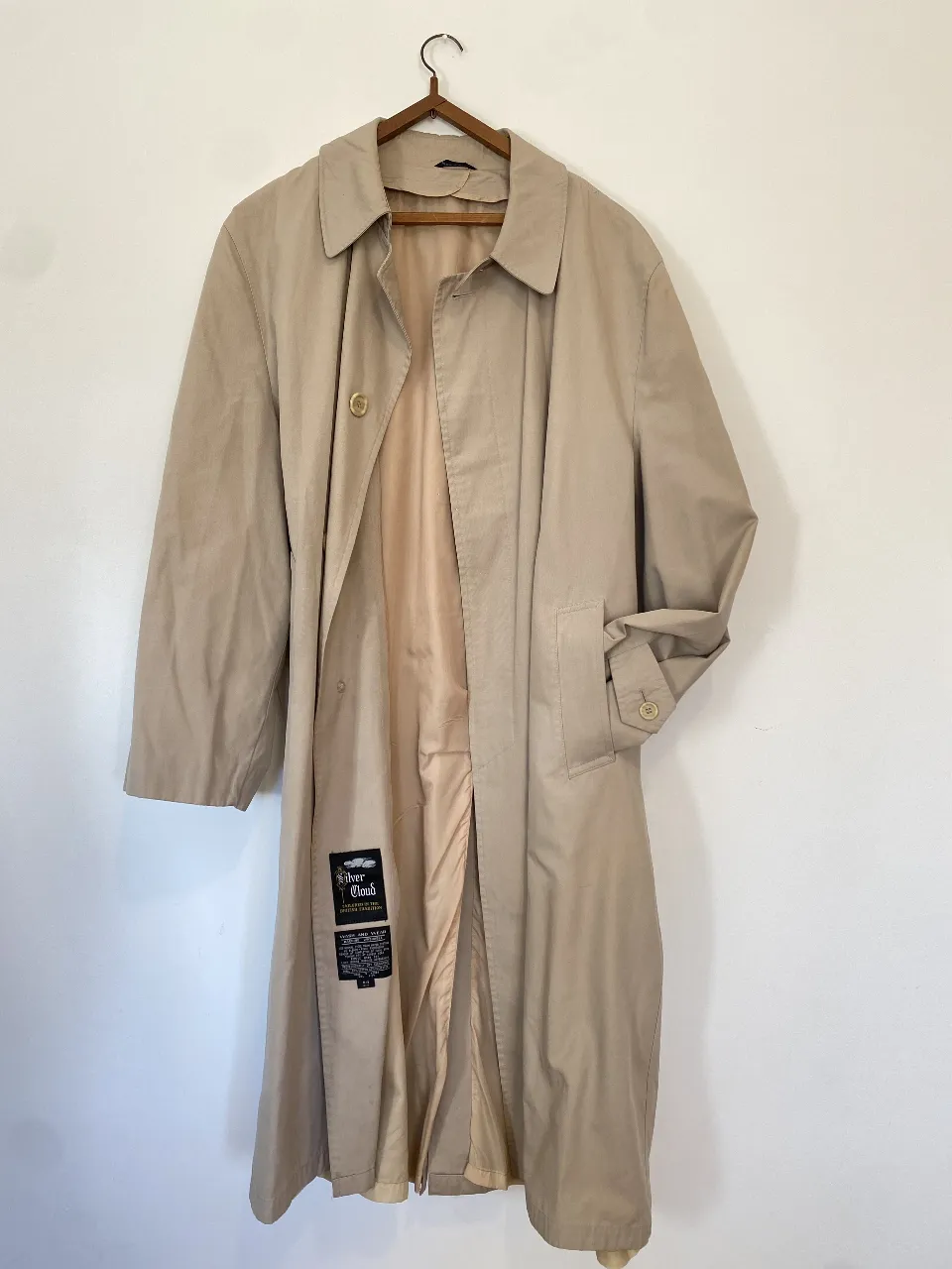 Trench coat beige de hombre, largo, cierre y botones. Ideal para estar súper elegante.
importado, calidad eterna, james smart. 
Hombros 50, axilas 67, Mangas 64, largo 116
Tiene cierre interno ya que llevaba un interior desmontable y algunas salpicaduras pequeñitas x eso el precio.  