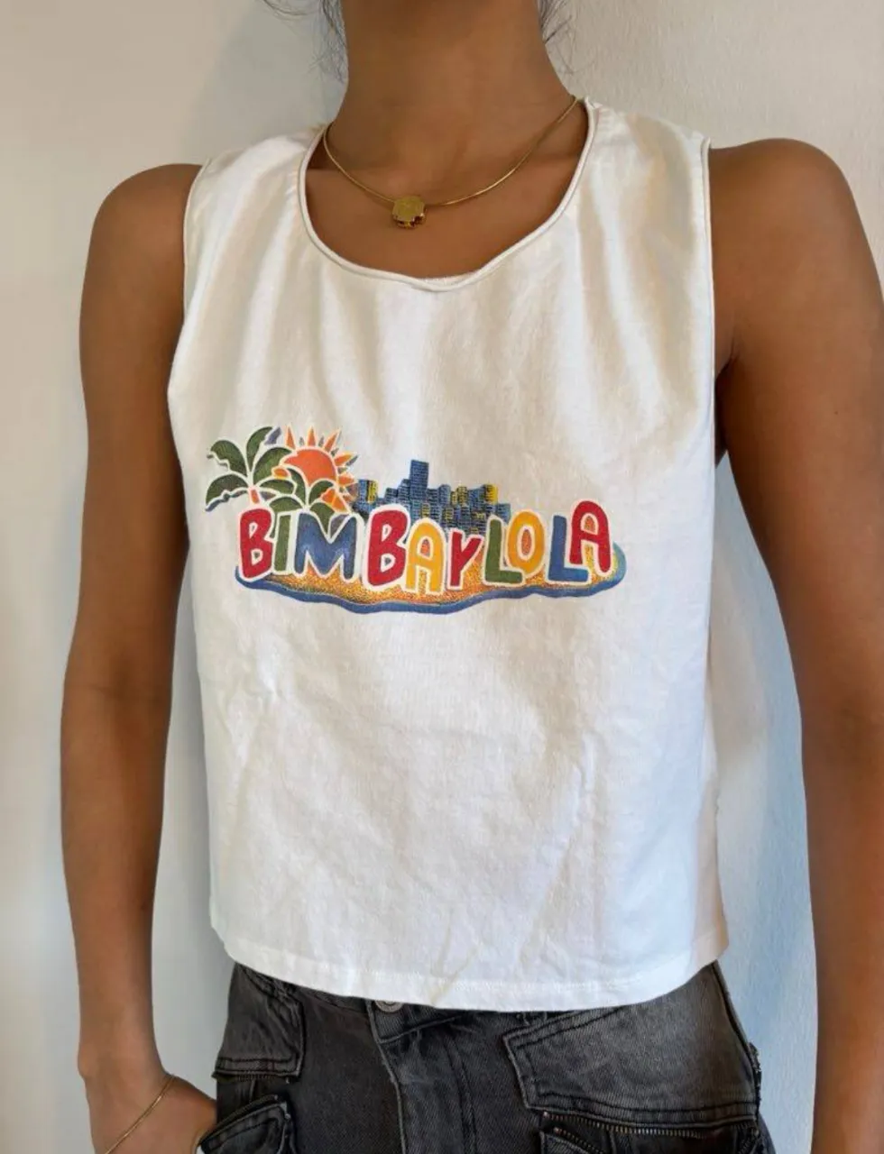 Musculosa blanca de mujer con estampado "BIMBA Y LOLA" en el frente. Ideal para un look casual y fresco.